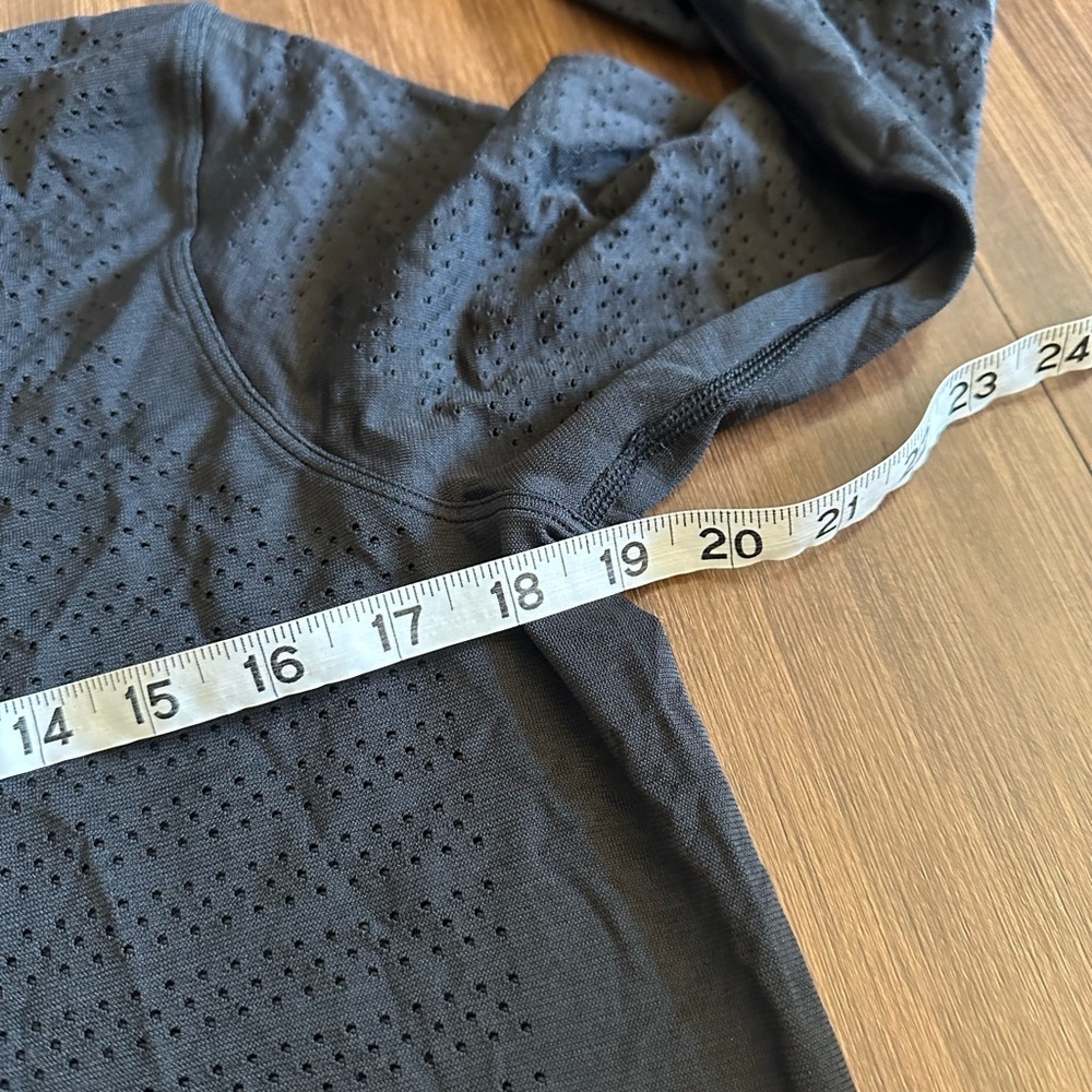 Lululemon Breeze By Long Sleeve Black W3BDXS Silverescent size 8 relaxed fit - Picture 6 of 7